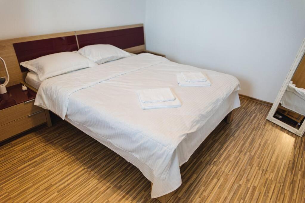 2 Bedroom Apt Park Belvedere Sibiu Bagian luar foto